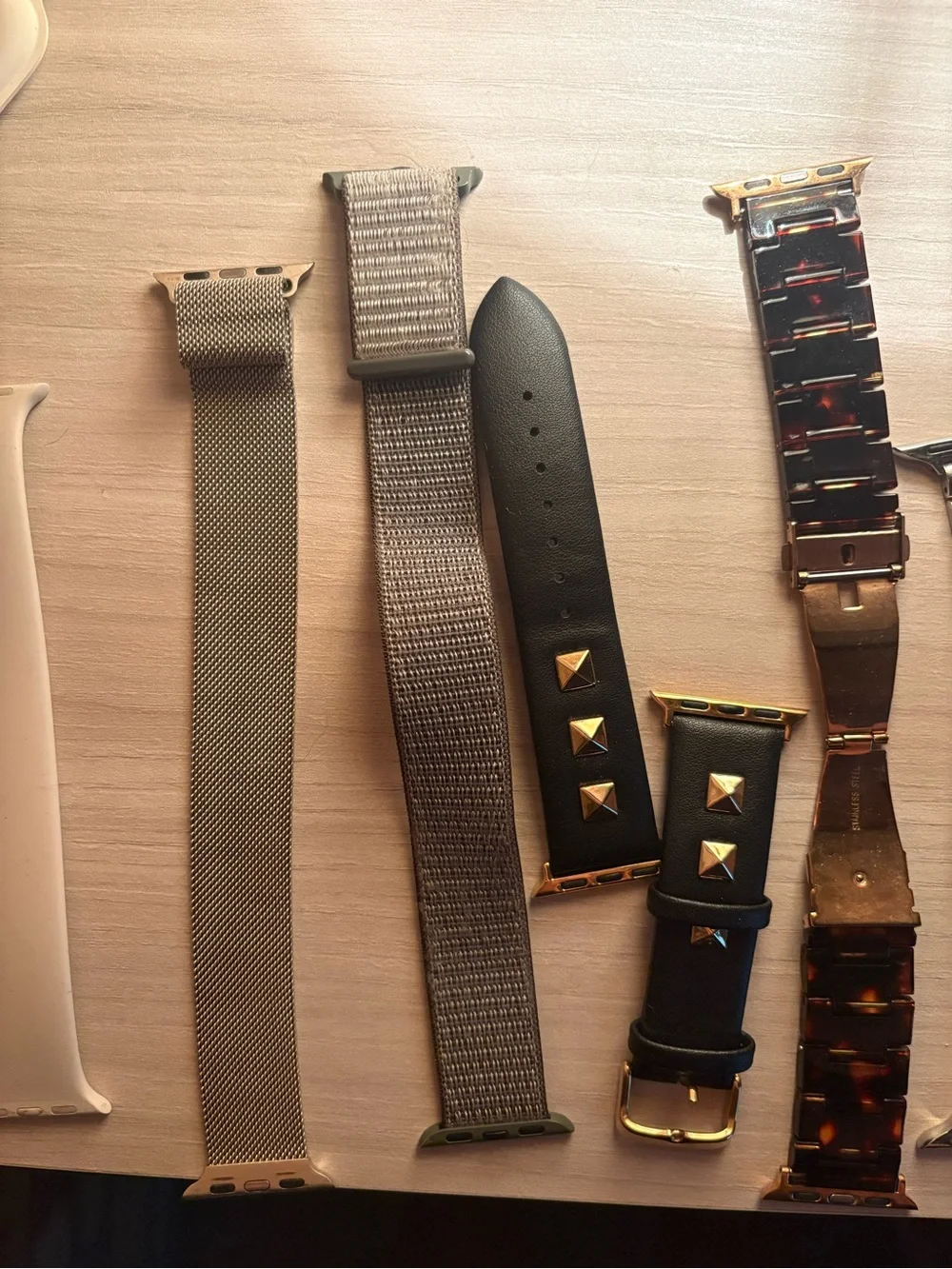 Apple Watch Series 8 41 MM aluminum starlight with straps and charger